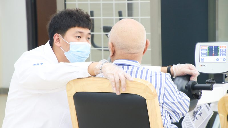 在失能老人护理等级定制服务中，服务质量至关重要。以下是一些关注要点：