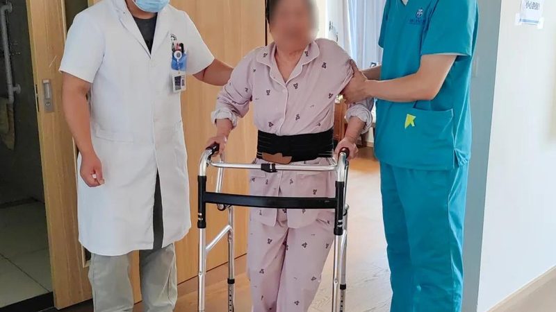 养老院护工日常：那些不为人知的细致关怀