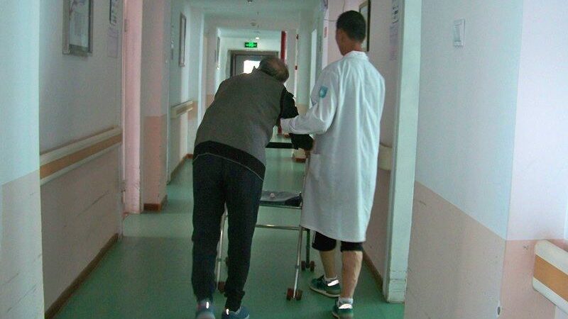养老公寓床尺寸规格：如何选择合适的护理床？**