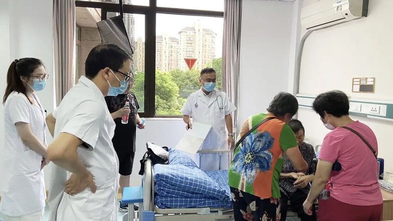 目前市场上常见的老人餐具材质主要有以下几种：